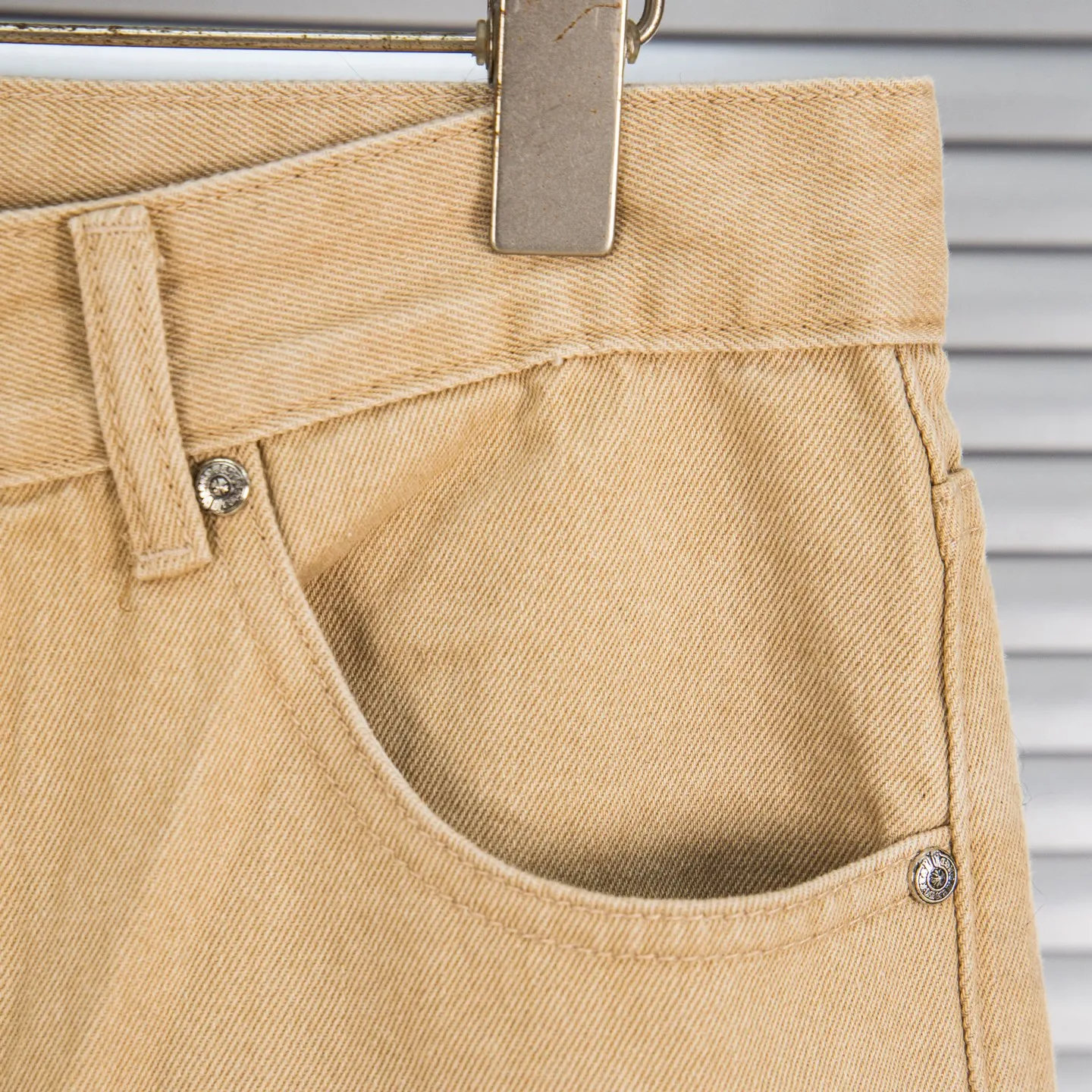 P240 Chrome Hearts 2025 New Light Blue Cross Leather Label Couple Washed Jeans This season’s hot item is sought after by countless celebrities and fashionistas. The neat details of the cutting process add color to the playful fashion! The neat and meticulous design, and the well-fitting structure is unique. The upper body not only has outstanding recognition, but also looks younger and younger. A style with the ultimate wearing meaning and performance, gorgeous color matching, and the craftsmanship of this style is also extremely extraordinary. After the finished product is washed, it is disassembled and hand-made with sheepskin cross leather and then spliced ​​together to complete. The whole piece has too many craftsmanship to describe. It is decorated with patchwork cross flowers and high-waisted washed jeans! ! Absolutely high-end luxury product, a god-level single product, a super popular product, made with top heavy industry, a magic weapon that cannot be missed. Style number: 1867# Size: 28 30 32 34 Color: khaki blue